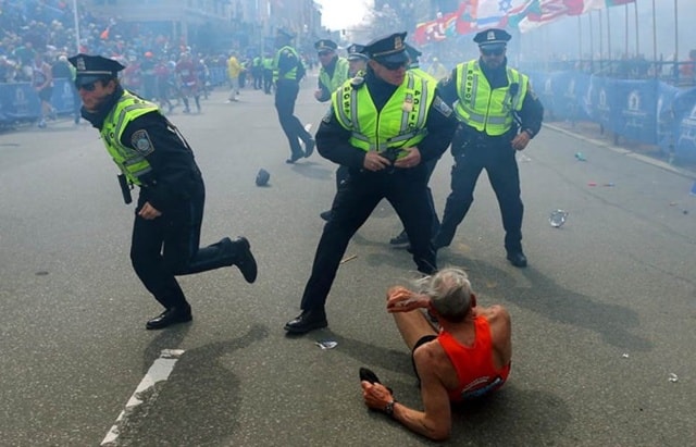 Ông Bill Iffrig, đến từ Washington, 78 tuổi, nằm giữa đường đối mặt với nhóm cảnh sát trong vụ nổ bom tại Boston năm 2013.