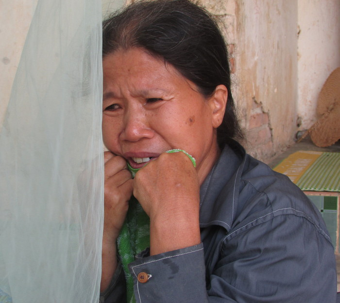 Nỗi đau đớn của bà Nguyễn Thị Thư khi nói về bệnh tình của cô con gái tội nghiệp. Ảnh: Như Sương