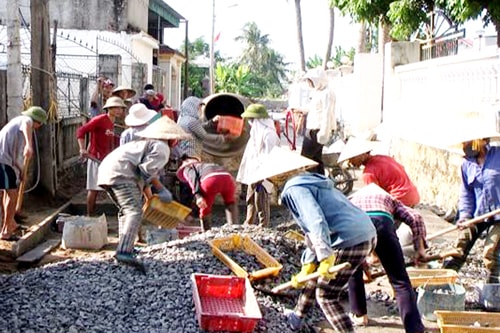 Bà con giáo xứ Bén Đén (Diễn Kỷ) phát huy nội lực làm 4,3km đường giao thông nông thôn theo chuẩn NTM. Ảnh: Mai Giang