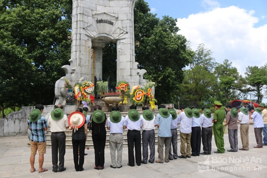 Dâng hương tưởng niệm các anh hùng liệt sỹ  vào dịp Ngày thương binh liệt sỹ.  Ảnh: H.H
