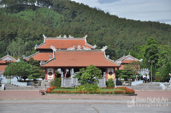 Khu đền thờ và mộ 13 Anh hùng liệt sĩ thanh niên xung phong Truông Bồn.