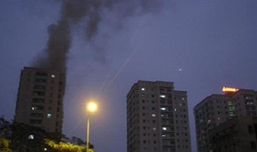 tối 10/3/2010 tại Hà Nội, chung cư JSC 18 tầng ở phố Lê Văn Lương mới đưa vào sử dụng bốc cháy nghi ngút. Ảnh: Tiền Phong.