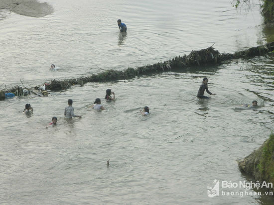 Các trẻ em đang vô tư nô đùa dưới dòng sông Hiếu chảy qua địa bàn xã Mường Nọc (Quế Phong). Ảnh: Hùng Cương
