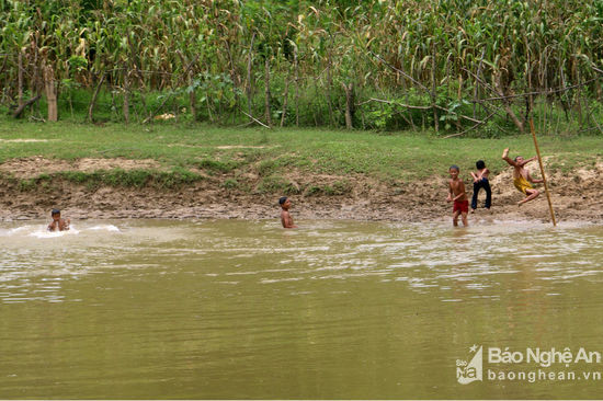 Các em học sinh nô đùa trên dòng sông Hiếu đoạn chảy qua địa bàn xã Châu Thắng (Quỳ Châu). Ảnh: Hùng Cường