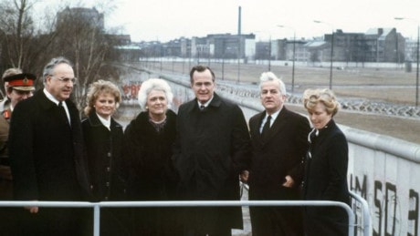 Cưu Thủ tướng Helmut Kohl là người dẫn dắt nước Đức thống nhất sau khi bức tường Berlin sụp đổ năm 1989. Trên ảnh là ông Kohl và Phó Tổng thống Mỹ khi đó là George HW Bush chụp vào năm 1983, thời điểm nước Đức còn đang bị chia cắt.