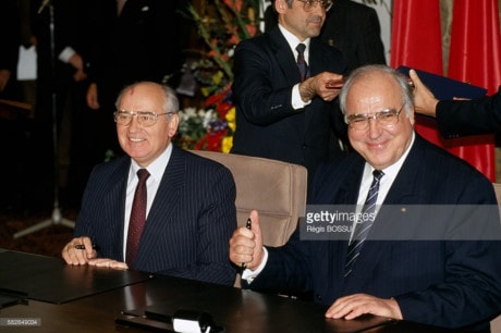 Cựu Tổng thống Liên Xô cũ Mikhail Gorbachev và ông Kohl sau khi ký kết ký các tuyên bố chung cũng như các công ước và hiệp định nhằm thúc đẩy việc thống nhất Đông Đức và Tây Đức ở Bonn vào tháng 6/1989.