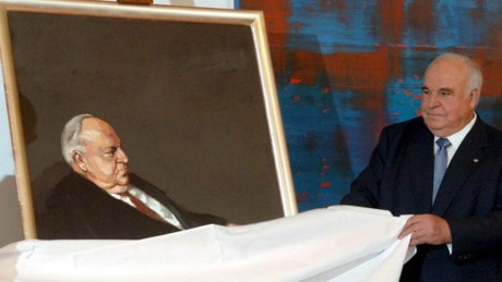 Ông Helmut Kohl lật mở bức chân dung về mình trong một sự kiện tại Berlin vào ngày 9/ 6/2005.