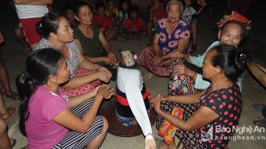 Hình tượng nàng tiên trăng ngồi giữa, xung quanh là những người chơi. Trò chơi này thường được bà con bản Bón tổ chức vào những đêm trăng sáng. Ảnh: Hữu Vi