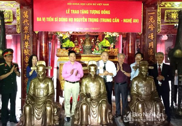 Con cháu dòng họ Nguyễn Trọng tiếp nhận bức tượng các vị Tiến sĩ của dòng họ. Ảnh: Hồ Viết Thịnh