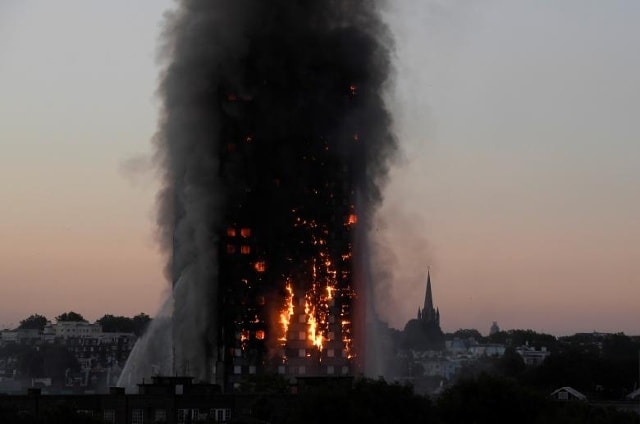 Hình ảnh chung cư cao tầng Grenfell Tower cháy như ngọn đuốc. Ảnh: Reuters