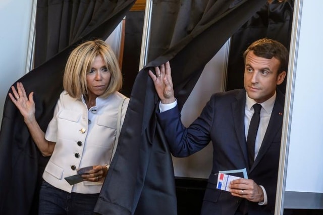 Tổng thống Pháp Emmanuel Macron và vợ Brigitte bỏ phiếu trong cuộc bầu cử quốc hội đầu tiên tại Le Touquet, Pháp, ngày 11 tháng 6 năm 2017