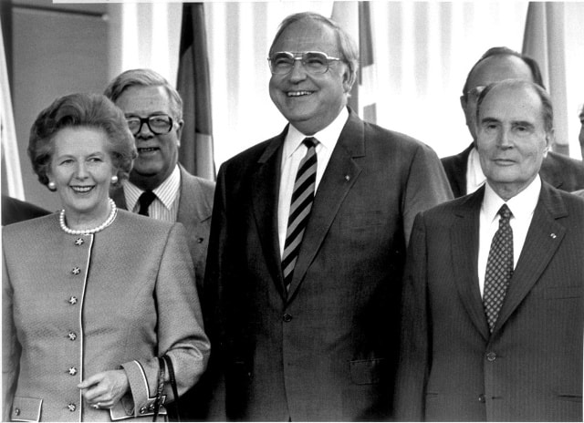 Ông Kohl (giữa) và Thủ tướng Anh Margaret Thatcher trong một hội nghị thượng đỉnh của Cộng đồng châu Âu EC vào năm 1988. Ảnh: Reuters. 