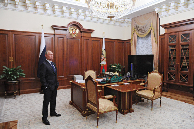 Ông Putin bên trong phòng làm việc. Ảnh: Sputnik