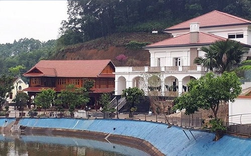 Theo báo Lao động, khu biệt thự nằm trong khuôn viên đất rộng cả chục nghìn m2 do vợ Giám đốc Sở Tài nguyên và Môi trường Yên Bái đứng tên. Ảnh: Lao Động