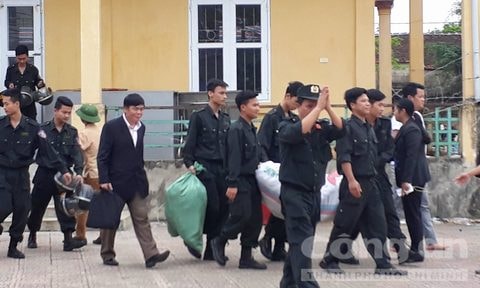 Người dân trao trả cán bộ, chiến sỹ bị bắt giữ trái pháp luật tại thôn Hoành, xã Đồng Tâm sau cuộc đối thoại với Chủ tịch Hà Nội Nguyễn Đức Chung.