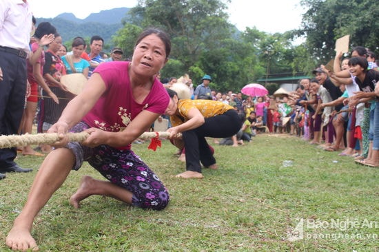 Hàng trăm người tham gia, theo dõi, cổ vũ khiến cho các trận kéo co trở nên sôi động và vô cùng kịch tính. Ảnh: Đình Tuân