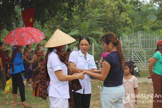 Một nữ vận động viên cần tới sự chăm sóc của nhân viên y tế sau trận đấu quyết liệt. Ảnh: Đình Tuân