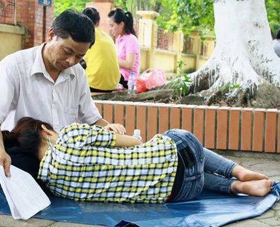 Trong cái nắng gay gắt trưa hè Hà Nội trong đợt 2 kỳ thi đại học năm 2012, hình ảnh người cha ngồi yên quạt để con gái gối đầu ngủ cho dù những giọt mồ hôi rơi lã chã trên gương mặt đã khiến cư dân mạng vô cùng xúc động.