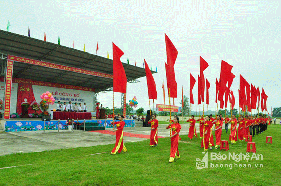 Màn rước quốc kỳ tại lễ diễu hành đón Bằng công nhận đạt chuẩn NTM xã Nghĩa Hưng, Nghĩa Đàn. Ảnh: Nguyễn Hải 
