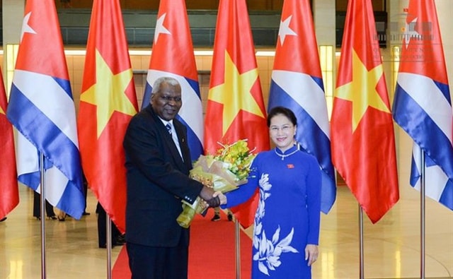Chủ tịch Quốc hội Nguyễn Thị Kim Ngân đón Chủ tịch Quốc hội Cuba Esteban Lazo Hernandez. (Ảnh: Cổng TTĐT Quốc hội).