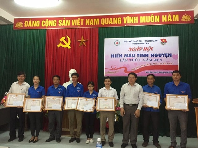 Trao giấy khen cho những tình nguyện viên có thành tích xuất sắc trong tham gia hiến máu nhân đạo 