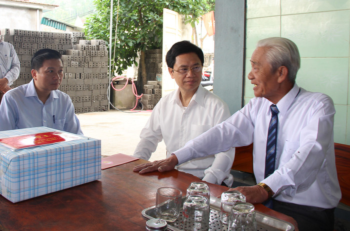 Lãnh đạo Tỉnh ủy trực tiếp trao đổi, lắng nghe ý kiến của bí thư chi bộ xã Nam Lộc (Nam Đàn) về những vấn đề đặt ra trong công tác xây dựng Đảng. Ảnh: Mai Hoa