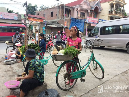 Lúc thì bán rong trên các con đường trong khu vực thị trấn Hòa Bình (Tương Dương), lúc thì vào chợ bán hàng. Tuy còn nhỏ tuổi nhưng nhìn các em bán hàng rất thuần thục. Ảnh: Đình Tuân