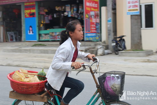 Chiếc em đạp là bạn đồng hành để những đứa trẻ rong ruổi khắp phố huyện bán hàng. Ảnh: Đình Tuân