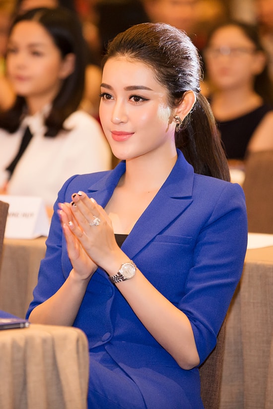 huyen-my-thanh-lich-voi-suit-mau-noi-4