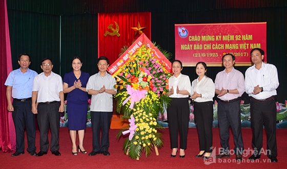 Đồng chí Nguyễn Xuân Sơn chúc mừng cán bộ, phóng viên , biên tập viên Báo Nghệ An. Ảnh: Thành Duy