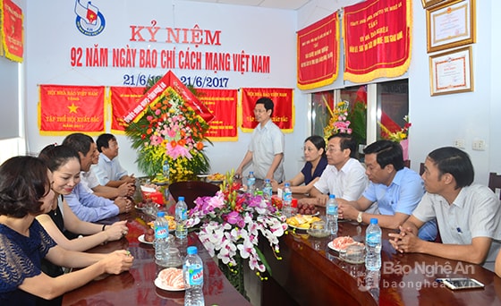 Đồng chí Nguyễn Xuân Sơn chúc mừng Hội Nhà báo tỉnh Nghệ An. Ảnh: Thành Duy