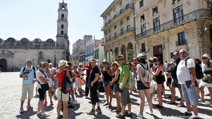 Du khách Mỹ ồ ạt đổ xô đến Cuba kể từ khi gỡ bỏ cấm vận năm 2015. Ảnh: pa
