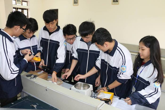Các thành viên của đội tuyển Vật lý Trường THPT Chuyên Phan Bội Châu tham dự kỳ thi tuyển chọn đội tuyển Olympic Vật lý quốc gia. Ảnh: Mỹ Hà