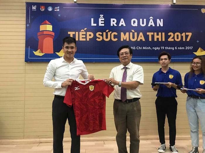 Lê Công Vinh và màn giao lưu với Ban giám hiệu Trường ĐH Kiến trúc TP Hồ Chí Minh - Ảnh: Hữu Dũng