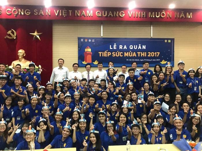 Các sinh viên tình nguyện chụp ảnh cùng Lê Công Vinh - Ảnh: Hữu Dũng