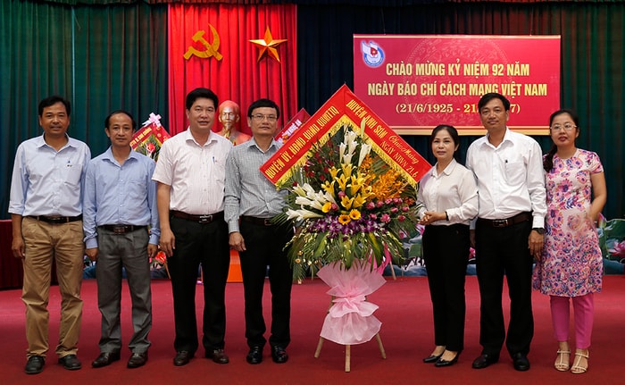 huyện Anh Sơn chúc mừng