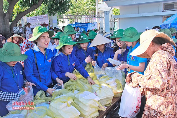 Sinh viên tình nguyện phát cơm miễn phí tại chương trình Tiếp sức mùa thi 2016.