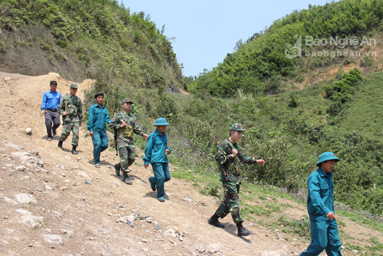 Thanh niên huyện Kỳ Sơn phối hợp với bộ đội biên phòng tuần tra biên giới.  Ảnh:  Hoài Thu