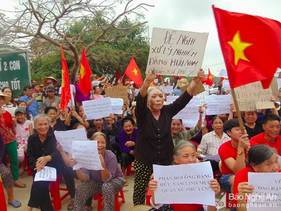 Phụ nữ Quỳnh Lưu phản đối linh mục Đặng Hữu Nam