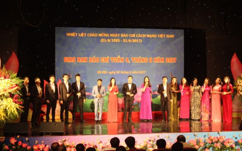 Văn nghệ chào mừng hội nghị
