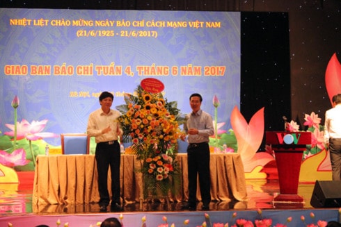 Ông Võ Văn Thưởng đã tặng lẵng chúc mừng cho Hội Nhà báo Việt Nam
