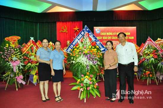 Đại diện Chi nhánh Ngân hàng đầu tư và phát triển BIDV Nghệ An chúc mừng. Ảnh: Nguyễn Hải