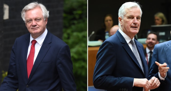 Ông David Davis (trái) và Michel Barnier sẽ đối đầu không khoan nhượng trên bàn đàm phán. (Getty)