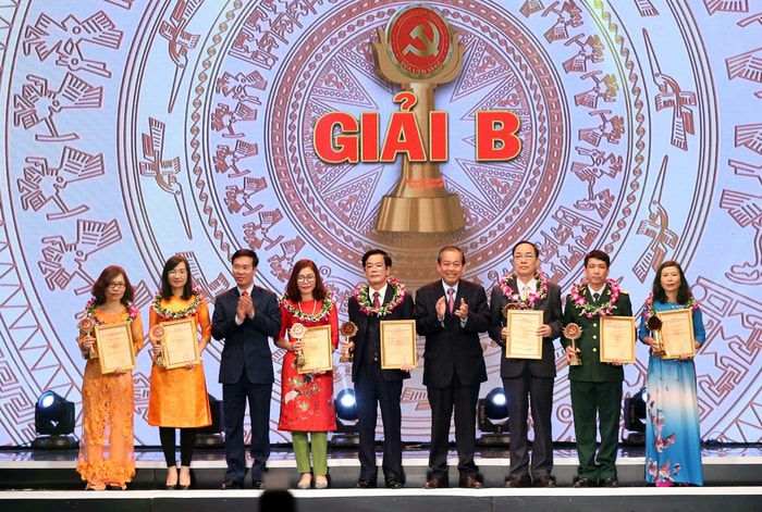 Lãnh đạo Trung ương trao thưởng Giải B - “Búa liềm vàng” lần thứ Nhất cho các tác giả. Ảnh: TTXVN