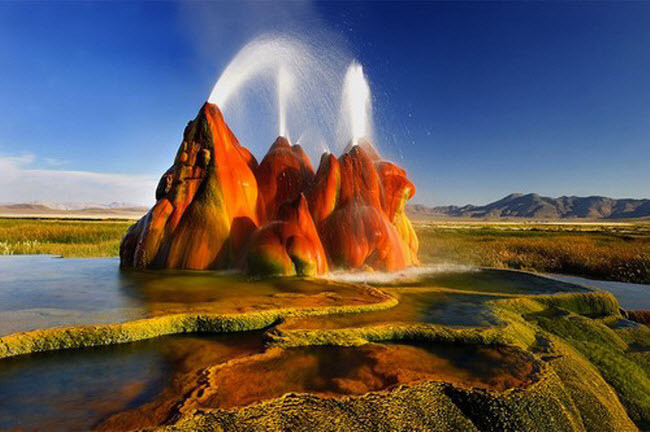 Mạch nước phun Fly Geyser được hình thành trong quá trình khoan giếng ở bang Nevada vào năm 1964. Các khoáng chất theo nước phun trào lên từ điểm khoan giếng và tích tụ thành khối hình nón trên bề mặt. Màu của khoáng chất kết hợp với tảo tạo thành khung cảnh siêu thực quanh mạch nước phun này.