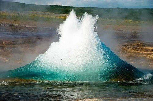 Nằm ở độ cao 4.320 m trên dãy núi Andes ở Chile, El Tatio Geyser là một trong những cánh đồng mạch nước phun cao và lớn nhất thế giới. Cánh đồng này có hơn 80 mạch nước, nhưng chúng chỉ phun cao vài m.