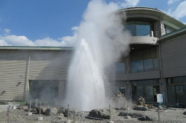 Mạch nước phun Suwako Geyser nằm gần hồ Suwako ở tỉnh Nagano, Nhật Bản. Nó phun trào với tần suất khoảng 1 giờ/lần và có thể đạt độ cao lên tới 40-50m và là một trong những mạch nước phun lớn nhất thế giới.