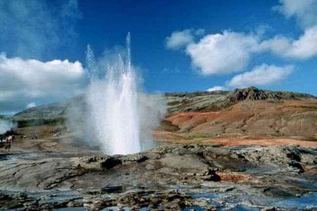 Mạch nước phun trong thung lũng Haukadalur bắt đầu hoạt động cách đây khoảng 10.000 năm và cột nước có thể cao tới 70m trong quá trình phun trào.