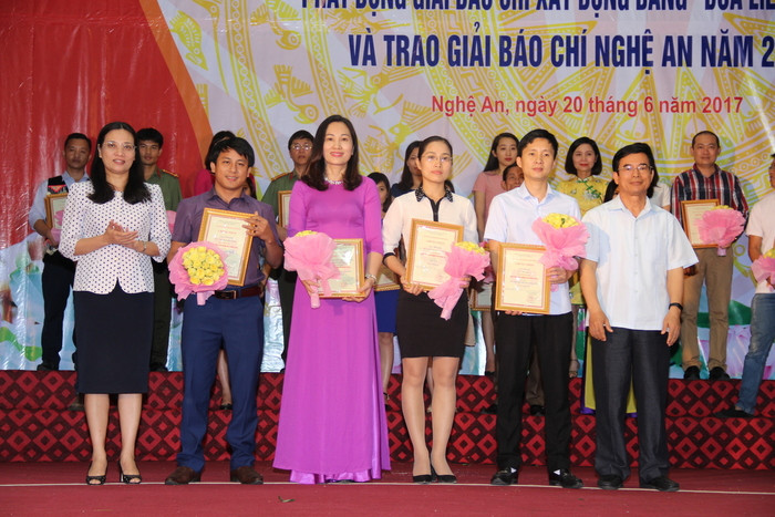 Các tác giả đạt giải Nhì Giải Báo chí tỉnh Nghệ An năm 2016. Ảnh: Hoài Thu