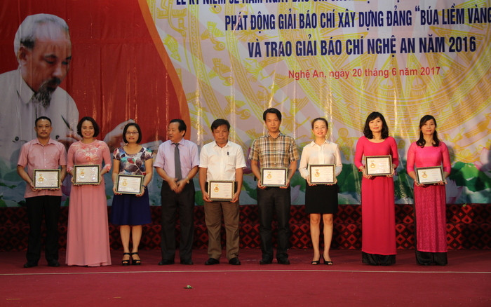 Trao Kỷ niệm chương vì sự nghiệp báo chí Việt Nam cho các cá nhân. Ảnh: Hoài Thu